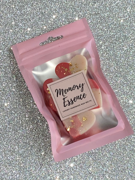 Our 1000 Wishes wax melt is inspired by a well know bath and body company.  A festive blend of pinik prosecco, sparkling quince, crystal peonies, gilded amber and amaretto creme. Please note colours and glitter may vary as each product is handcrafted.  Net weight approx 28g  Contains:  BENZYL SALICYLATE, DELTA-DAMASCONE, ETHYL LINALOOL, TETRAHYDROLINALOOL.