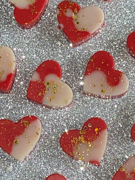 Our 1000 Wishes wax melt is inspired by a well know bath and body company.  A festive blend of pinik prosecco, sparkling quince, crystal peonies, gilded amber and amaretto creme. Please note colours and glitter may vary as each product is handcrafted.  Net weight approx 28g  Contains:  BENZYL SALICYLATE, DELTA-DAMASCONE, ETHYL LINALOOL, TETRAHYDROLINALOOL.