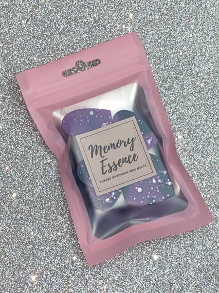 Our Dark Kiss is inspired by a well know bath and body company.  A seductive blend of black raspberry, burgundy rose and dark vanilla bean.  Please note colours and glitter may vary as each product is handcrafted.  Net weight approx 28g  Contains: Ethyl Linalool.