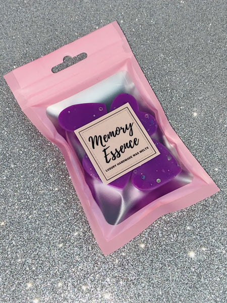 Our Dark Opium is similar in scent to a popular perfume.  A warm oriental spicy fragrance with top notes of pink pepper, orange blossom and pear leading to a heart of orchid and coffee and a sumptuous base of amber, patchouli, vanilla and cedar.