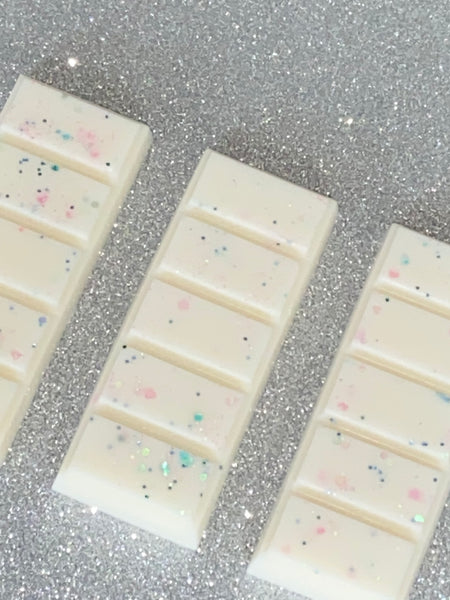 Our Baby Powder wax melt evokes the familiar and well loved fresh scent associated with baby powder and exudes a strong and prominent smell associated with freesia, bergamot and white flowers.  With light undertones of yara crystals and lavender and traces of white patchouli, musk and vanilla bean.  Please note colours and glitter may vary as each product is handcrafted.  Net weight approx 55g  Contains: Heliotropine crystals, Coumarin crystals, Citronellol pure.