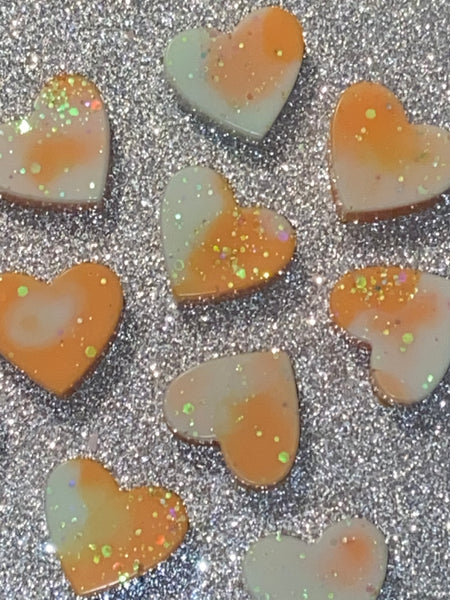 Our Lime Basil & Mandarin wax melt has notes of peppery basil and aromatic white thyme which brings an unexpected twist to the scent of limes on a Caribbean breeze.    Please note colours and glitter may vary as each product is handcrafted.  Net weight approx 28g  Contains Butylphenyl Methylpropional, Hexyl Cinnamal, Limonene, Linalyl Acetate, Tetrahydrolinalool.