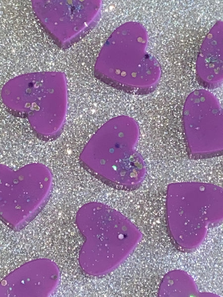 Our Dark Opium is similar in scent to a popular perfume.  A warm oriental spicy fragrance with top notes of pink pepper, orange blossom and pear leading to a heart of orchid and coffee and a sumptuous base of amber, patchouli, vanilla and cedar.  Please note colours and glitter may vary as each product is handcrafted.  Net weight approx 55g  Contains:  Linalool.