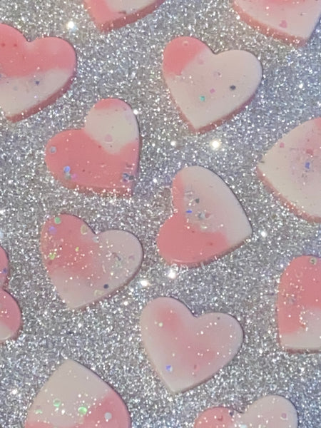 Our Rosey Wonderland wax melt is a similar scent to a popular Mrs Hinch fabric conditioner. A winter wonderland that is cosy and fresh and centred on the sweet scent of romantic rose.  Fruity, green notes radiate from delicate lily of the valley, whilst soft violet adds a dewy element that this clean and fresh.  A warm touch of musk brings the fragrance to a close.  Please note colours and glitter may vary as each product is handcrafted.  Net weight approx 28g