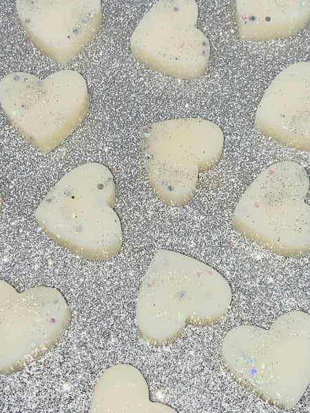 Our Angel Wings wax melt is similar in scent to well known candle.  Angel wings has top notes of glazed caramel, amid sugared marshmallow and sweet jasmine with subtle undertones of smooth vanilla, white musk and amber.  Please note colours and glitter may vary as each product is handcrafted.  Net weight approx 28g