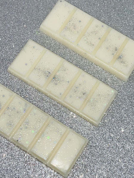 Our Angel Wings wax melt is similar in scent to well known candle.  Angel wings is a joyfully sweet spun sugar, heavenly sheer flower petals and divinely smooth vanilla.   Please note colours and glitter may vary as each product is handcrafted.  Net weight approx 55g