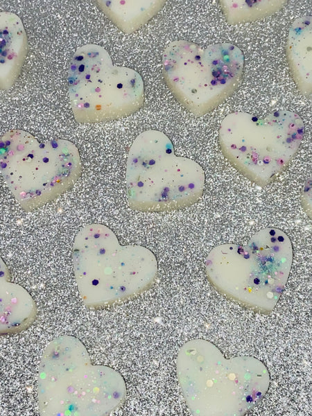 Our Fluffy Towels wax melt is similar in scent to a well know candle.  It has a fresh scent of clean towels warm from the tumble dryer with notes of bergamot, lemon, and apply on a base of musk and sandalwood.