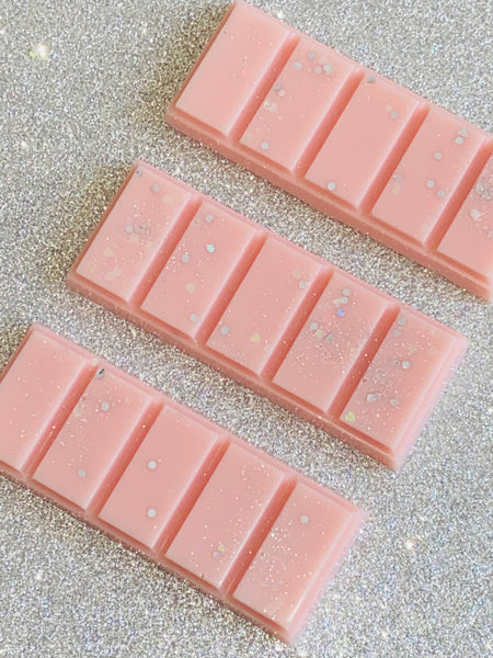 Our Olympia wax melt is similar in scent to a well known women's perfume.  An oriental fragrance with salty vanilla-plum.  A desert flower enveloped in amber sands.  Vanilla, juicy plum with the almond-bite of tonka bean.   Please note colours and glitter may vary as each product is uniquely handcrafted.