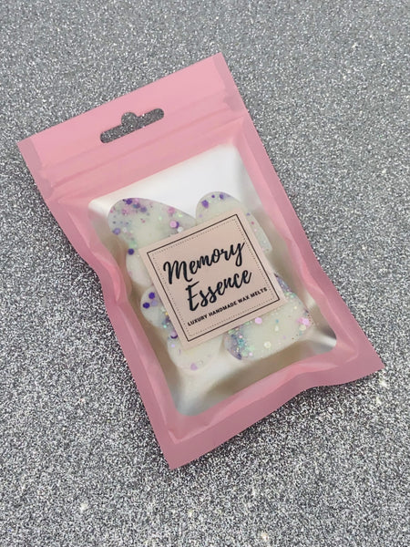 Our Fluffy Towels wax melt is similar in scent to a well know candle.  It has a fresh scent of clean towels warm from the tumble dryer with notes of bergamot, lemon, and apply on a base of musk and sandalwood.