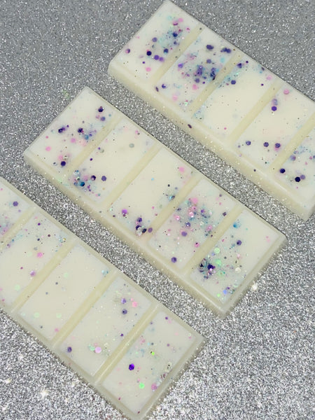 Our Fluffy Towels wax melt is similar in scent to a well know candle.  It has a fresh scent of clean towels warm from the tumble dryer with notes of lemon, apple, lavender and lily.