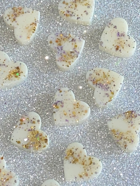 Our Golden Millionairess wax melt is a similar scent to a well known ladies perfume.  I has a multifaceted white floral with top notes or orange, neroli and apple with a floral heart of jasmine, violet and peony supported by a fond of amber, patchouli, sandalwood, vanilla and musk.  Please note colours and glitter may vary as each product is handcrafted.  Net weight approx 28g 