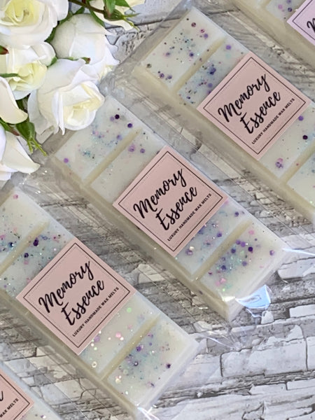 Our Fluffy Towels wax melt is similar in scent to a well know candle.  It has a fresh scent of clean towels warm from the tumble dryer with notes of bergamot, lemon, and apple on a base of musk and sandalwood.