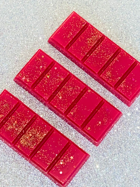 Our Santa's Cocktail wax melt is a mouth-watering fruity accord with top notes of cassis and fresh raspberry, with a heart of strawberries, cherries, apple, pear, peach skin and a layer of icy frost, on a base of sweet plum and black grape.