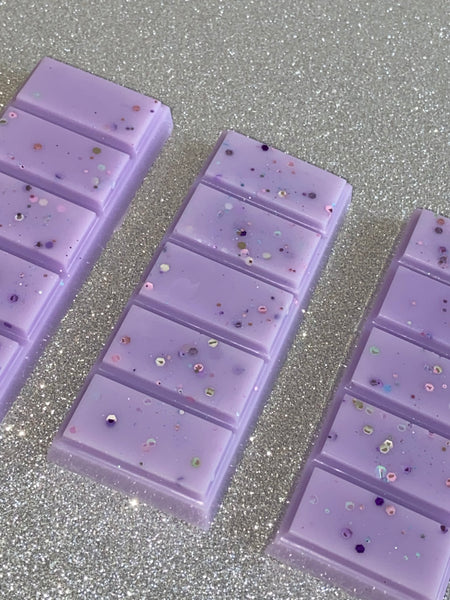 Our Lavender wax melt is a soothing and gentle lavender accord, freshly picked, with notes of gentle woods and soft sweet florality.  Please note colours and glitter may vary as each product is handcrafted.  Net weight approx 55g  Contains:  Coumarin, Linalool, Linalyl Acetate.