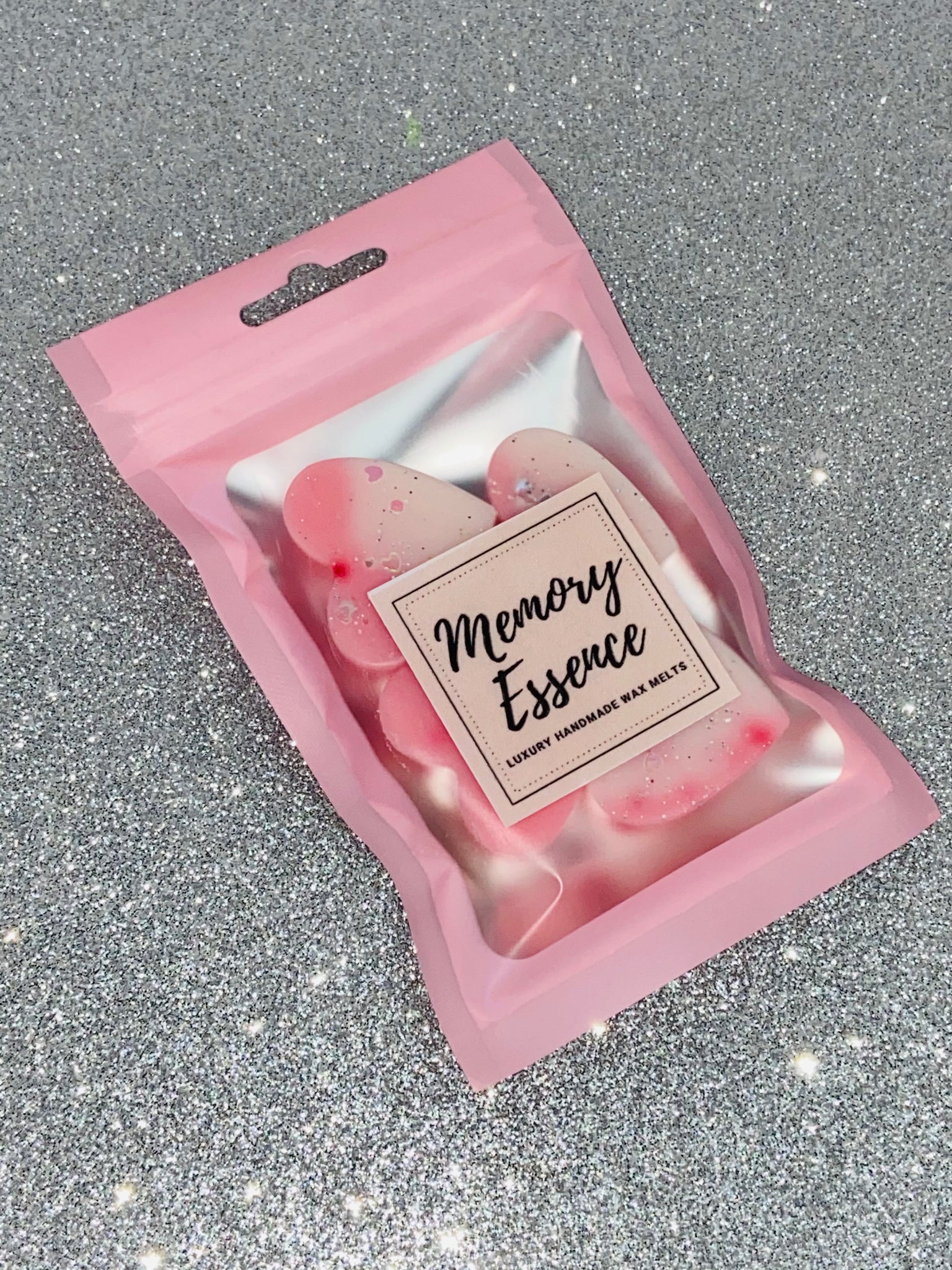 Our Rosey Wonderland wax melt is a similar scent to a popular Mrs Hinch fabric conditioner. A winter wonderland that is cosy and fresh and centred on the sweet scent of romantic rose.  Fruity, green notes radiate from delicate lily of the valley, whilst soft violet adds a dewy element that this clean and fresh.  A warm touch of musk brings the fragrance to a close.