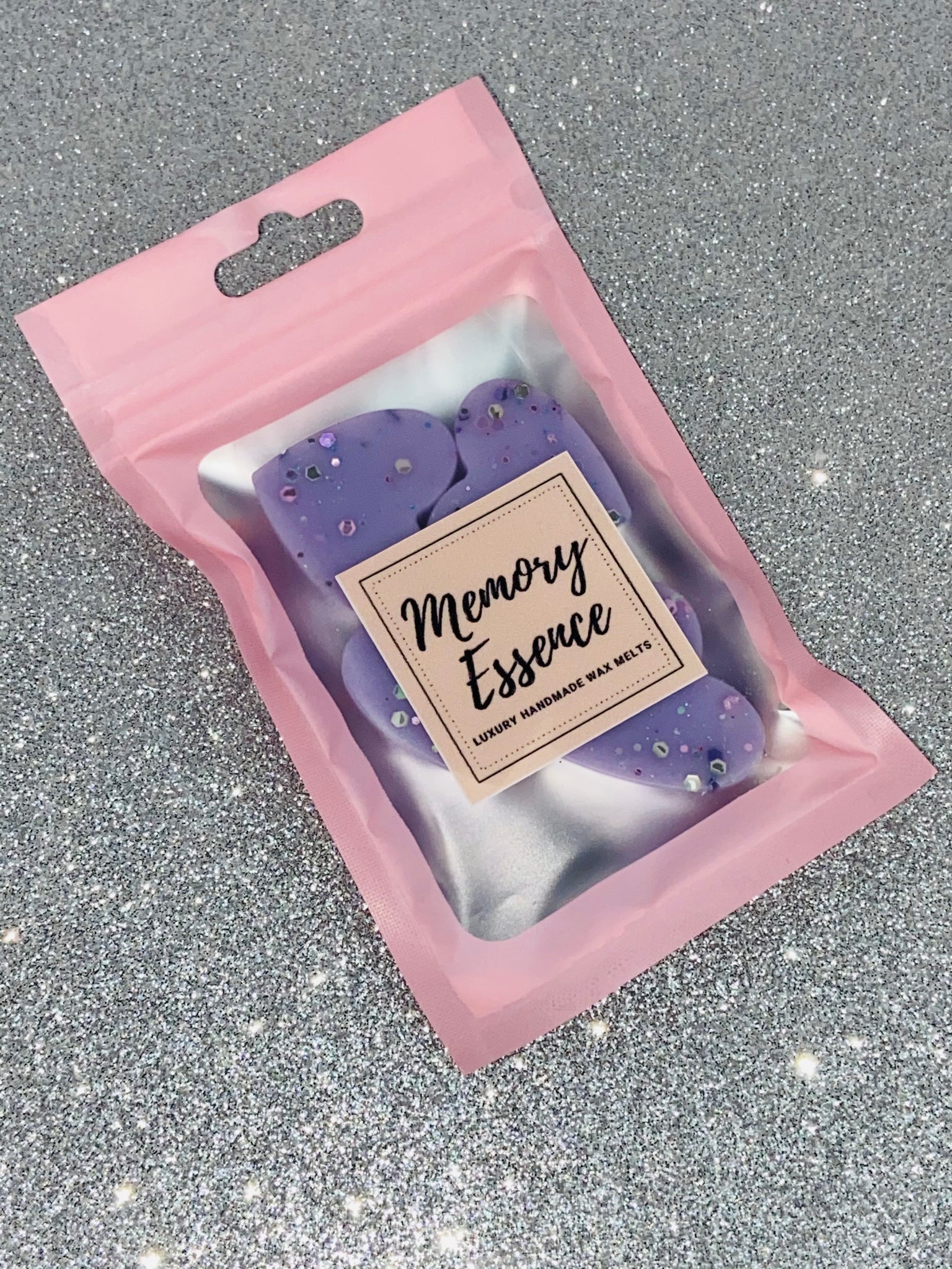 Our Unicorn Fizz wax melt is a sweet candy floss accord with sticky sweet sugar notes and hints of strawberry, raspberry, vanilla and sherbet.   Please note colours and glitter may vary as each product is uniquely handcrafted.  Net weight approx 28g