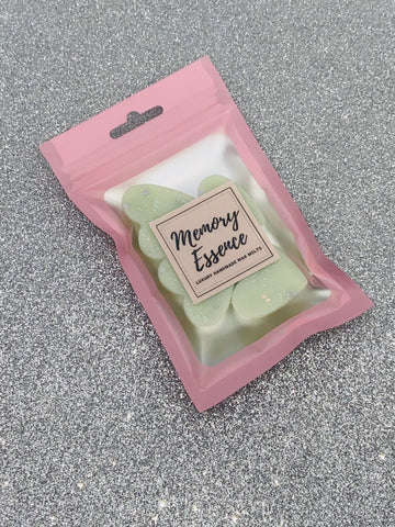 Our Honeysuckle & Elderflower wax melt has a floral fragrance which gently unfolds with subtle citrus nuances of mandarin and lemon, enhanced by succulent winter berries.  The fragrance comes into full bloom through floral notes of honeysuckle, jasmine and elderflower while the sensuous fond of sandalwood, amber, vanilla and musk.  Please note colours and glitter may vary as each product is handcrafted.  Net weight approx 28g
