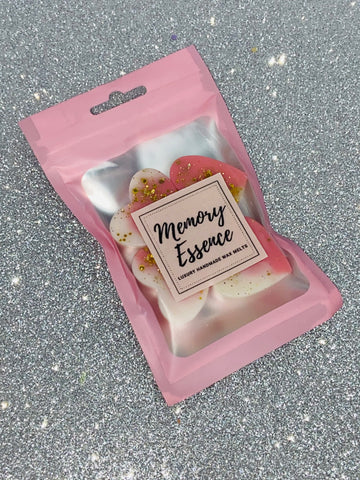 Our Snow Angel wax melts are vibrant and sweet with a fruity accord, with notes of bubble gum, banana, pear drops, must and vanilla with sweet candy floss.  Please note colours and glitter may vary as each product is handcrafted.