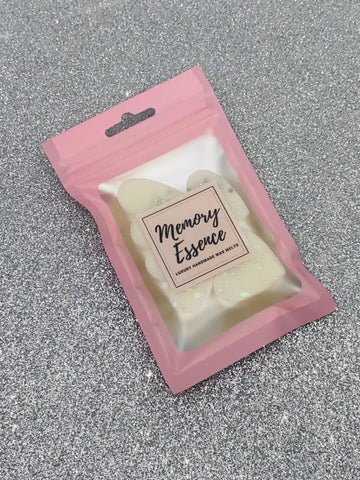 Our Angel Wings wax melt is similar in scent to well known candle.  Angel wings has top notes of glazed caramel, amid sugared marshmallow and sweet jasmine with subtle undertones of smooth vanilla, white musk and amber.  Please note colours and glitter may vary as each product is handcrafted.  Net weight approx 28g