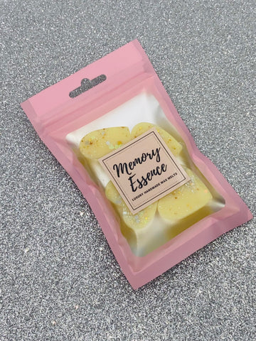 Our Memory No.5 wax melt is similar in scent to a well known perfume.  It has a timeless bouquet where dazzling citrus accords shine at the top and sweet tones of neroli and bergamot are freshened by soft aldehydes.  Warm rose and jasmine are protected at the heart, supported by a smooth bed of creamy vanilla, must and woods.  Please note colours and glitter may vary as each product is handcrafted.  Net weight approx 28g